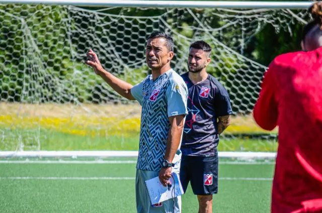 Alejandro dando indicaciones en un entrenamiento de Deportes Valdivia