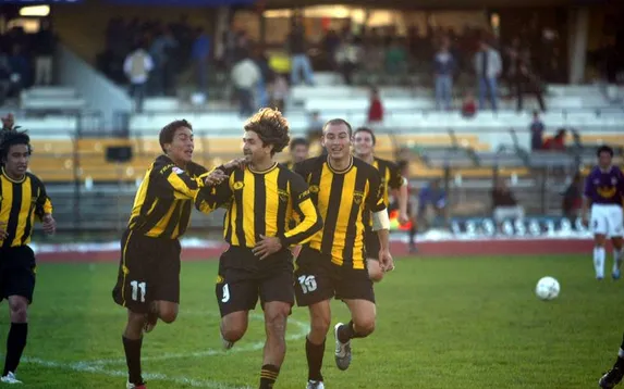 Alejandro celebrando un gol junto a sus compañeros