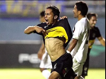 Alejandro celebra un gol con los brazos abiertos